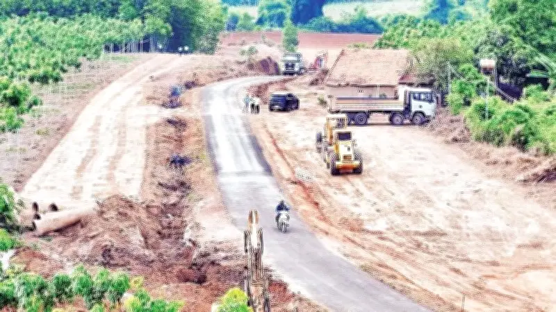 Xã Tân Lợi vận động dân hiến đất làm đường giao thông trọng điểm