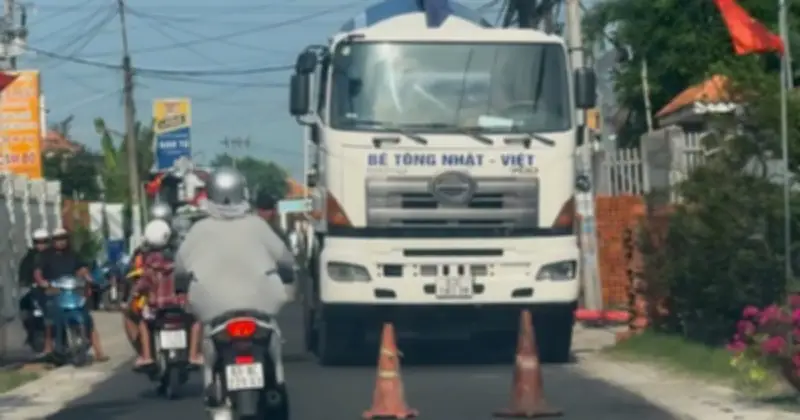 Xe bồn hàng chục tấn phớt lờ biển cấm trên đường mới nâng cấp