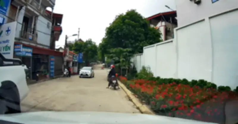 Xe bán tải lùi nhanh khó hiểu, nữ tài xế Kia Morning chỉ biết cười trừ