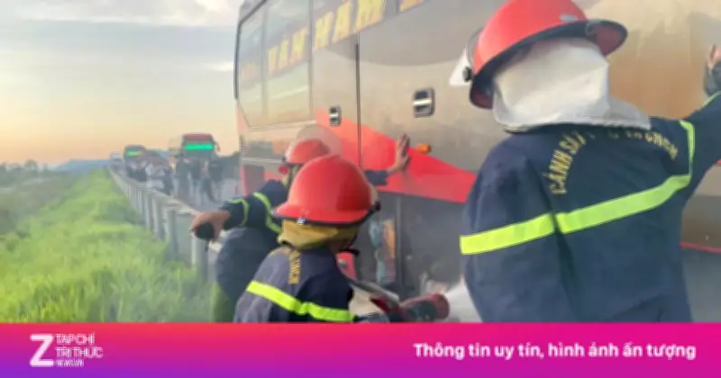 Xe khách giường nằm chở 33 người bốc cháy trên cao tốc Bắc - Nam, may mắn không thương vong