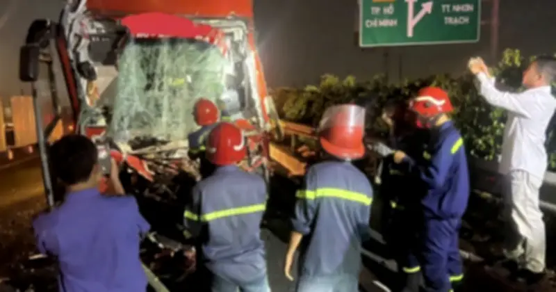 Xe khách tông đuôi xe đầu kéo trên cao tốc, tài xế tử vong