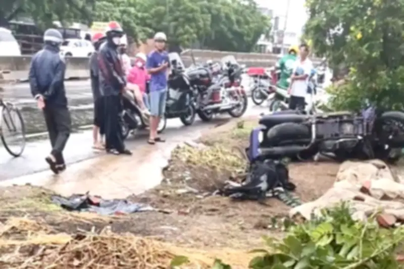 Xe phân khối lớn tông gốc cây, hai cha con thương vong ở Lâm Đồng