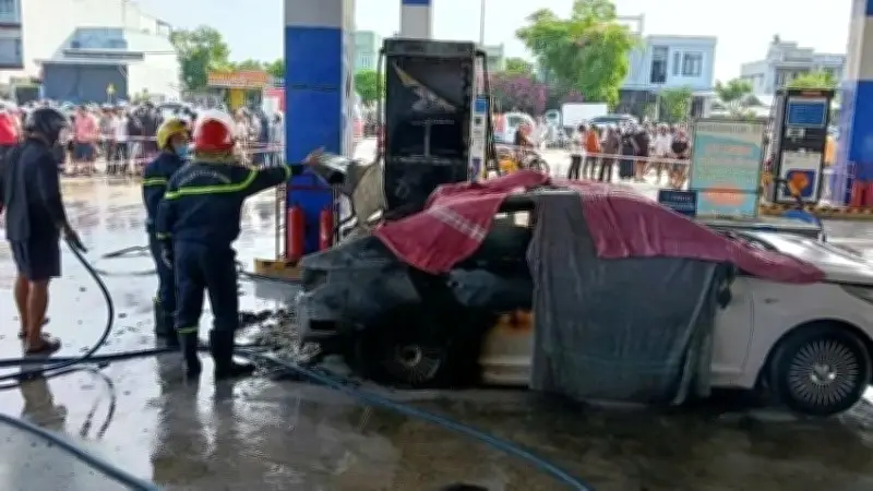Xe ô tô bốc cháy khi đổ xăng, hai người tử vong