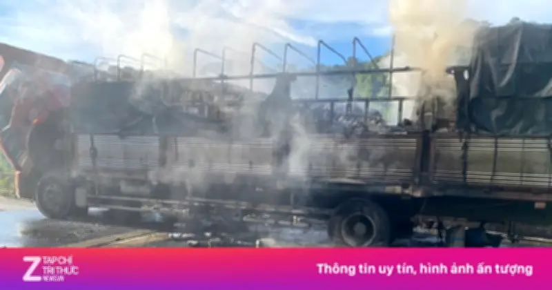 Xe tải bốc cháy ngùn ngụt trên cao tốc La Sơn - Hòa Liên tại Huế