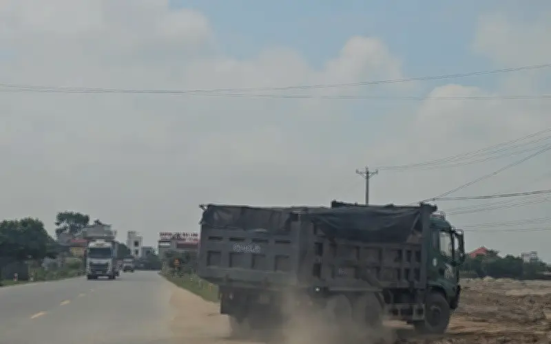 Xe tải cháy rực trên đê sông Luộc ở Hưng Yên, lửa lan nhanh khắp thùng xe