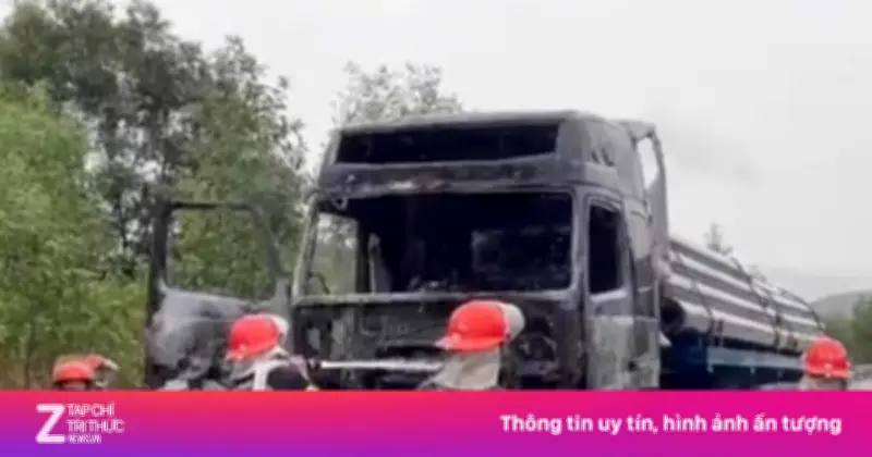 Xe đầu kéo bốc cháy dữ dội trên cao tốc Nha Trang - Cam Lâm