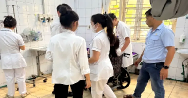 Xưởng va chạm với phao neo trên vịnh Hạ Long, 15 du khách rơi xuống biển