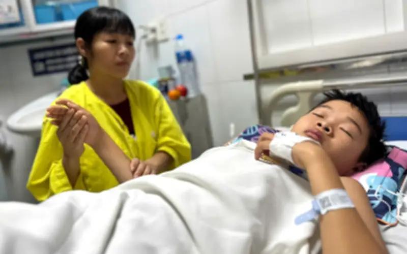 Xót xa nam sinh lớp 8 mất cha vì ung thư, lại nguy kịch vì xuất huyết não sau tai nạn