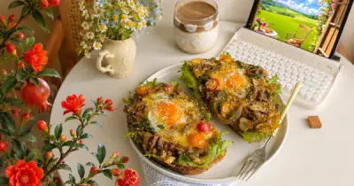 Bữa brunch cuối tuần chuẩn tiệm: Bánh mì kẹp bơ xào rau củ phô mai chay làm 15 phút mà ngon hết sảy