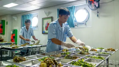 Bữa ăn trên tàu: Sự tận tâm của Tổ phục vụ giữa biển khơi