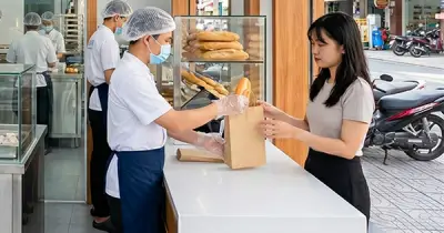 Bác sĩ chỉ cách nhận biết bánh mì an toàn, tránh ngộ độc thực phẩm
