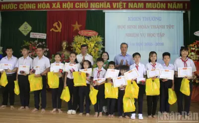 Báo SGGP tặng 50 triệu đồng cho trẻ khuyết tật Quảng Ngãi