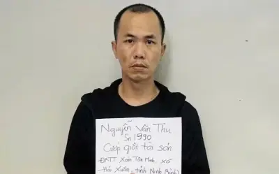 Bắt đối tượng cướp giật vàng, tiền của bà lão bán vé số