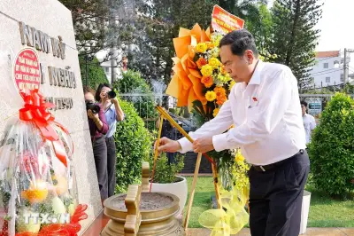Chủ tịch Quốc hội dâng hương tưởng niệm sự kiện Nam Kỳ khởi nghĩa