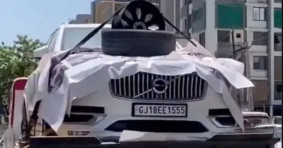 Chủ xe thuê cứu hộ cho Volvo XC90 đi khắp phố, phản đối hãng sau sự cố nút mâm xe