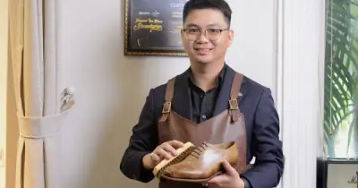 Chàng trai mặc vest đánh giày 10 năm: Không có nghề thấp hèn