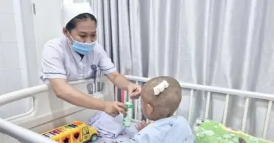 Công an tìm 5 người thân liên quan vụ bé trai bị bạo hành