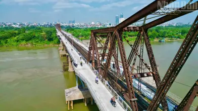 Cầu Long Biên thông xe trở lại, người dân phấn khởi di chuyển