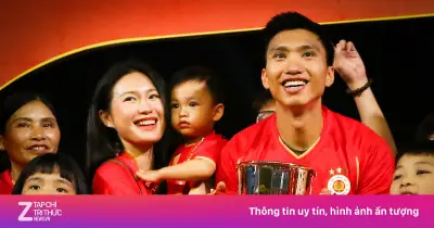 Doãn Hải My rạng rỡ bên Văn Hậu trong ngày CAHN vô địch V.League