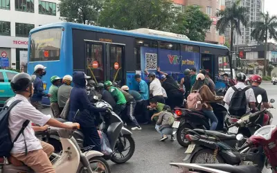 Giải cứu nữ tài xế bị cuốn vào gầm xe buýt ở Hà Nội