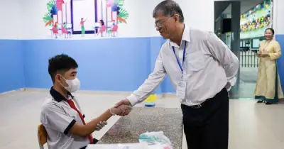 Giám đốc Sở GD-ĐT TP.HCM động viên thí sinh bị lao tại điểm thi lớp 10