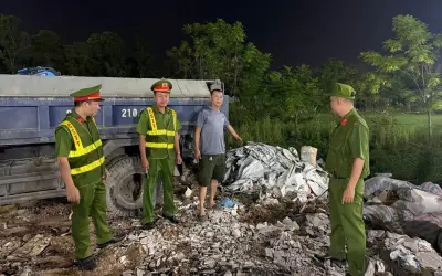 Hà Nội: Bắt quả tàng liên tiếp các xe tải đổ trộm phế thải xây dựng trong đêm
