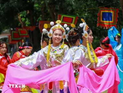 Hà Nội: Màn mưa rắn độc đáo tại lễ hội làng Lệ Mật