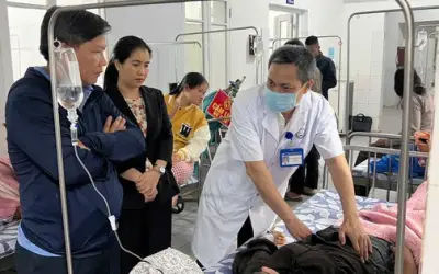 Hàng chục người nhập viện nghi ngộ độc sau ăn bánh mì