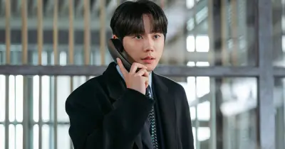Lee Jun Young từng thử vai 100 lần, nay sống hai cuộc đời trong 'Reborn Rookie'