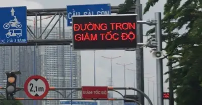 Lắp loa màn hình LED hỗ trợ người dân qua cầu Sài Gòn an toàn ngày mưa giông