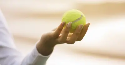 Mang bóng tennis lên máy bay: Giải pháp đơn giản giảm mỏi cơ và cải thiện tuần hoàn máu