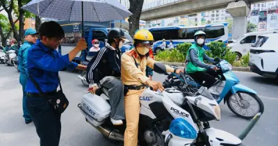 Nữ sinh đi xe chuyên dụng của CSGT kịp đến phòng thi vào lớp 10