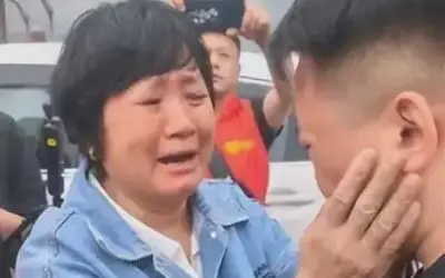 Người mẹ đoàn tụ với con trai bị bắt cóc sau 30 năm nhờ ADN