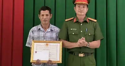 Người đàn ông dũng cảm nhảy sông cứu cô gái trẻ tự tử ở Vĩnh Long
