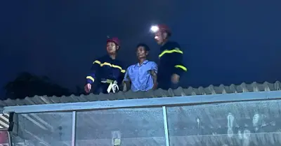 Người đàn ông leo lên nóc bệnh viện, cảnh sát treo cao 4m giải cứu