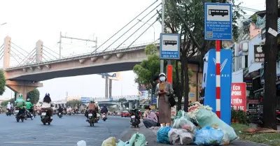Nhà chờ xe buýt ở TPHCM nhếch nhác kéo dài: Trách nhiệm thuộc về ai?
