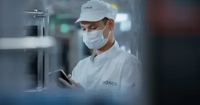 Nhà máy điện thoại HONOR: 85% robot, vì sao không để robot làm bước cuối cùng?