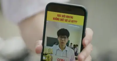 Phía bên kia thành phố tập 1: Khuê bị bạn học làm nhục ở trường vì không có bố