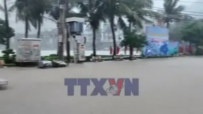 Quảng Ninh: Mưa to gây ngập sâu cục bộ, nước chảy cuồn cuộn trên nhiều đường phố