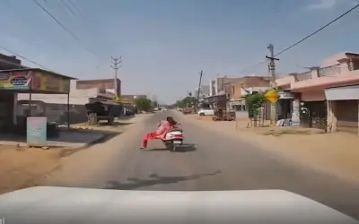 Tai nạn giao thông ở Ấn Độ: Phụ nữ ngã xe do nắp cống gồ ghề