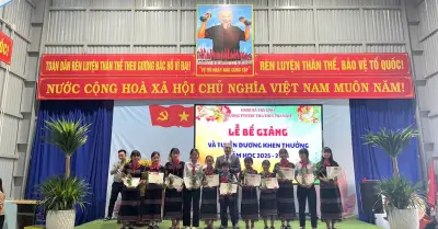 Trường vùng cao tặng cây giống sâm Ngọc Linh cho học sinh giỏi