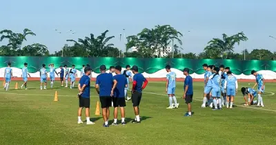 U.19 Việt Nam tập luyện khởi động tại Indonesia dưới thời tiết nắng nóng