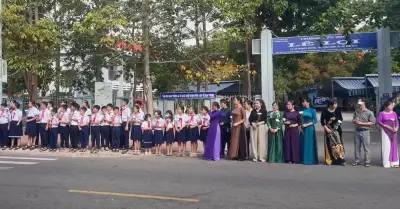 Xúc động hình ảnh hàng trăm học sinh tiễn biệt thầy giáo qua đời vì bạo bệnh