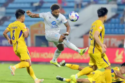 Xuân Son lập hat-trick, cuộc đua trụ hạng V-League kịch tính