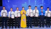 8 công nhân xuất sắc nhận Giải thưởng 'Công nhân Nghệ An làm theo lời Bác'