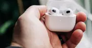 AirPods gây hại môi trường dù Apple quảng bá vật liệu tái chế