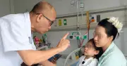 Bé gái gặp nạn khi ăn thịt xiên nướng, bác sĩ phải chuẩn bị tình huống xấu nhất