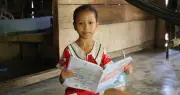 Bé gái người Cà Đông mặc tàn màu bám sinh khát khao được tiếp tục đến trường