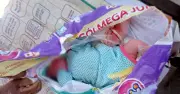 Bé gái sơ sinh chưa cắt dây rốn bị bỏ rơi giữa trưa nắng
