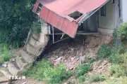 Bờ kè suối sạt lở, người dân Lào Cai nơm nớp lo sợ